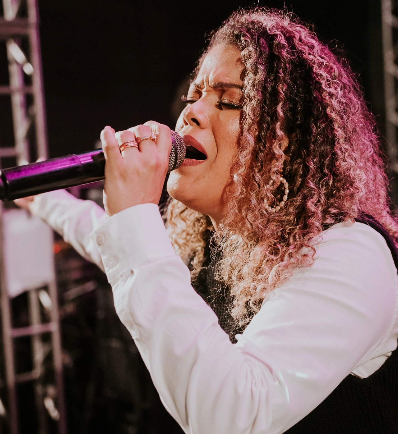 Joyce Basso cantando no palco.