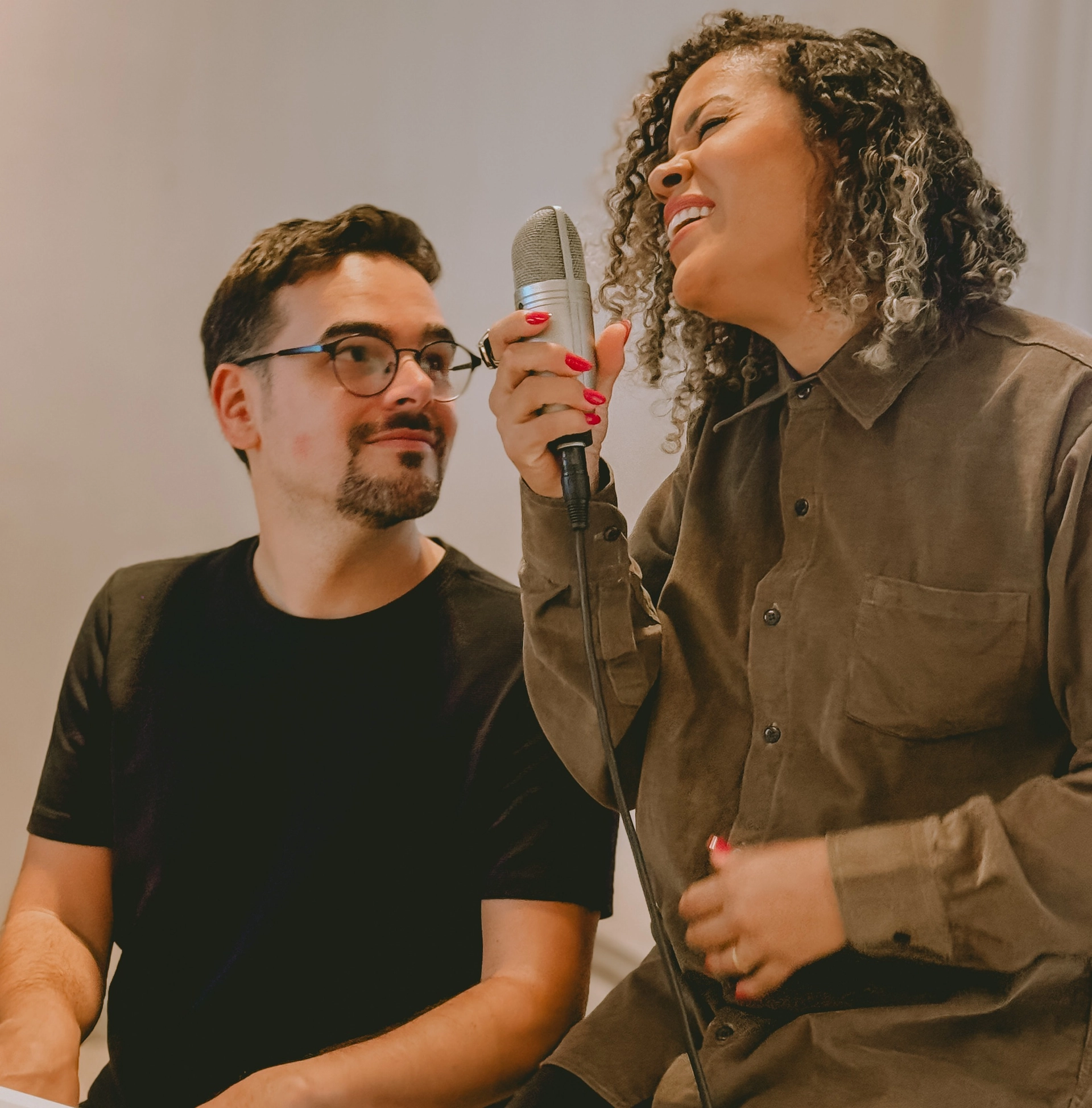 Joyce Basso e João Márcio em estúdio de gravação.